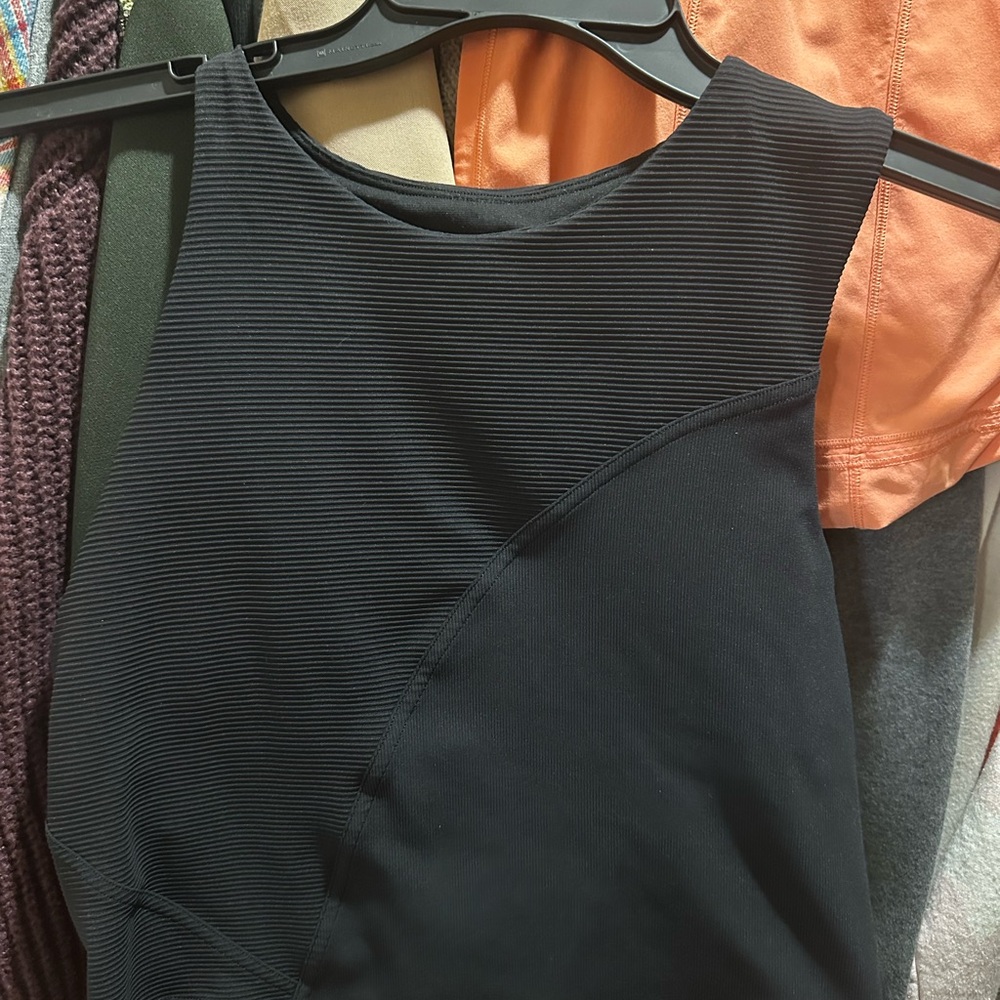 Black Lululemon Ribbed tank with built in bra sz 10